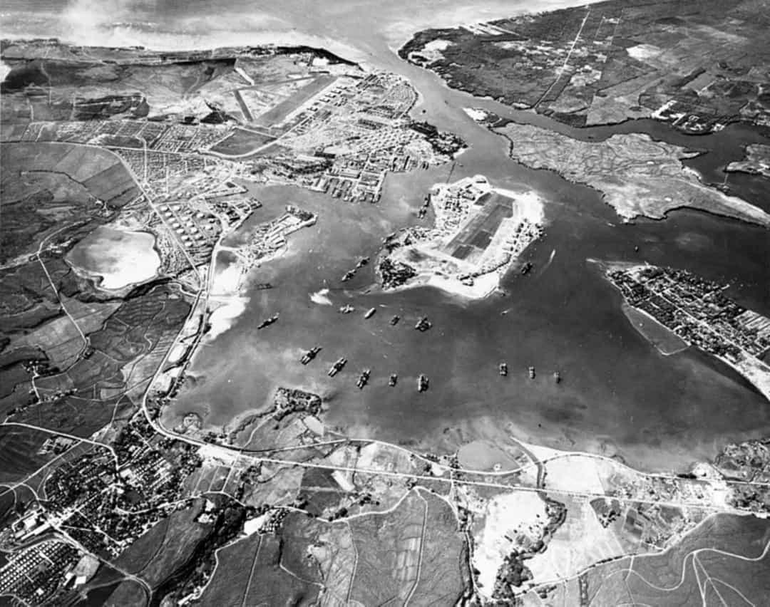 Trân Châu Cảng ở Honolulu, Hawaii, nhìn về phía tây nam vào ngày 30 tháng 10 năm 1941. Trạm Hàng không Hải quân Đảo Ford nằm ở trung tâm, với Xưởng hải quân Trân Châu Cảng ngay bên kia kênh. Sân bay ở phía trên bên trái trung tâm là Sân bay Hickam của Quân đội Hoa Kỳ.  