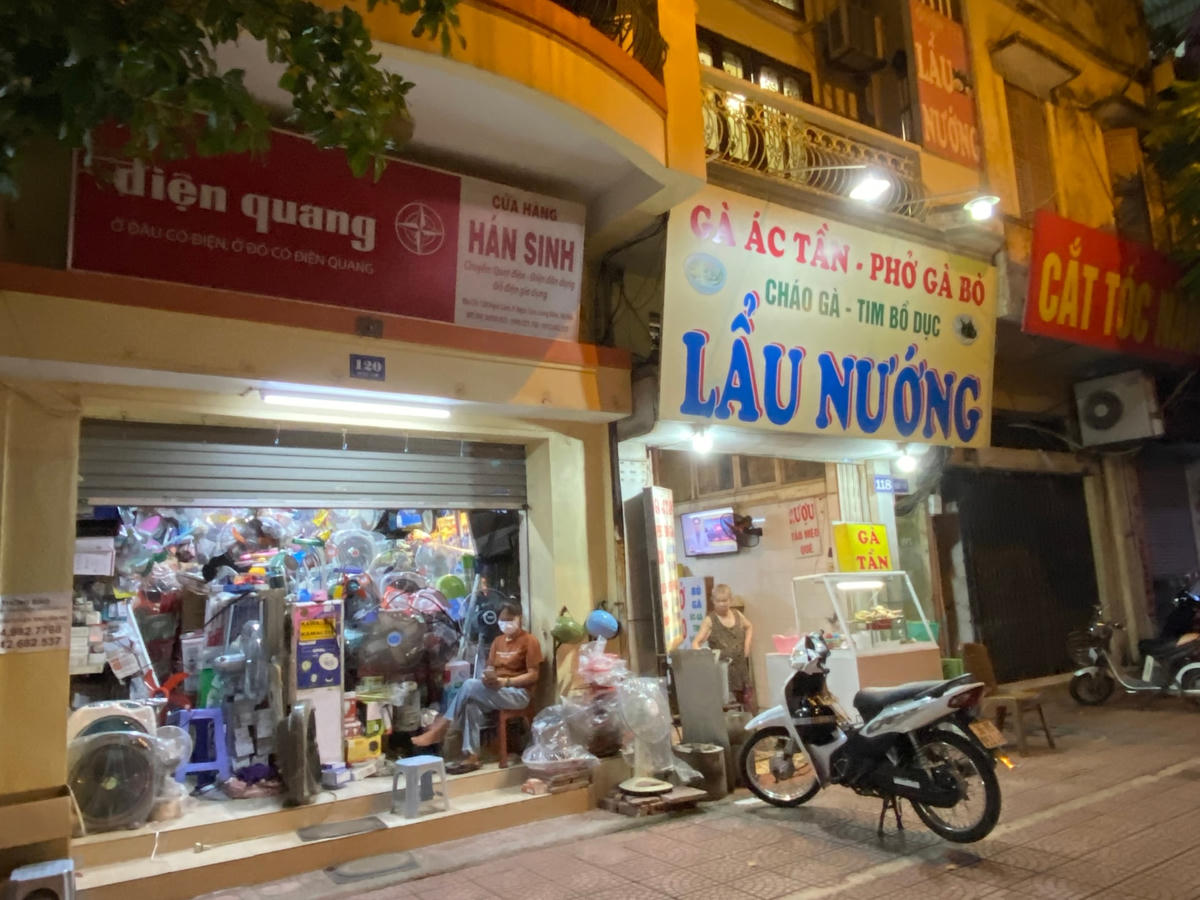 Các dịch vụ như sửa máy tính, hàng in, đồ điện tử cũng đã mở cửa tiện phục vụ mua bán máy móc cho các em học online.