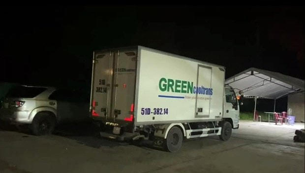 Xe đông lạnh chở 15 người trong thùng. (Nguồn: CSGT Bình Thuận).