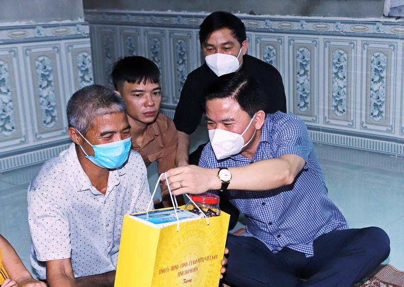 ông Đỗ Trọng Hưng, Bí thư Tỉnh ủy Thanh Hóa cùng các thành viên trong đoàn làm việc đã đến thăm hỏi động viên đời sống của bà con giáo dân xã Định Tiến, huyện Yên Định.