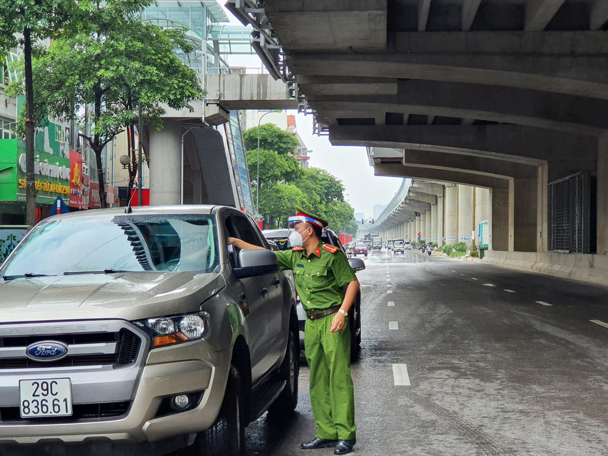 Theo đánh giá, hầu hết người dân ra đường đều có lí do chính đáng. Tất cả các trường hợp xuất trình giấy đi đường không hợp lệ bị nhắc nhở và yêu cầu quay đầu.