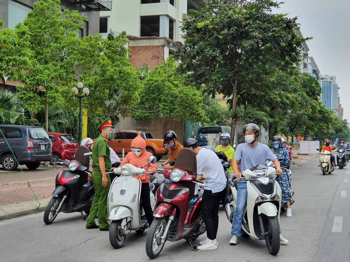 Trước đó, chiều ngày 8/8, Hà Nội ra văn bản hỏa tốc số 2562/UBND-KT về siết chặt việc cấp và sử dụng giấy đi đường trong thời gian giãn cách xã hội. Theo đó, người đi đường xuất trình giấy đi đường kèm theo CCCD hoặc CMT, lịch trực, lịch làm việc, văn bản phân công nhiệm vụ của cơ quan, đơn vị.