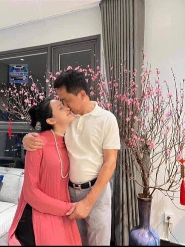 Bức hình Hiền Hồ tình tứ với đại gia U60. 