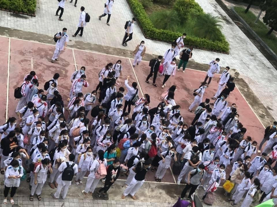 Hơn 300 cán bộ, sinh viên trường Cao đẳng Y Thanh Hóa đã có mặt tại TX Nghi Sơn để hỗ trợ lấy mẫu test nhanh.