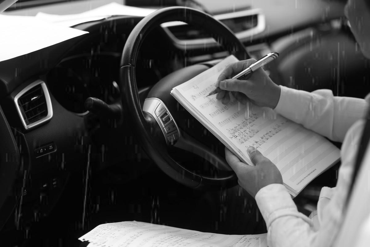 Nhạc sĩ  An Hiếu ghi lại những nét nhạc chợt đến. Ảnh: Lê Quang Trung.