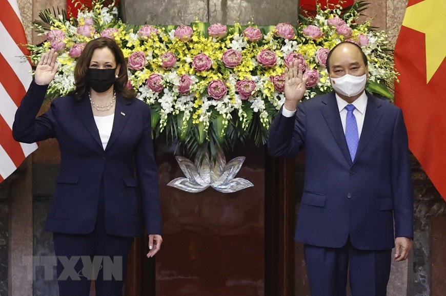 Sáng 25/8, tại Phủ Chủ tịch, Chủ tịch nước Nguyễn Xuân Phúc tiếp Phó Tổng thống Mỹ Kamala Harris thăm Việt Nam. Ảnh: TTXVN.