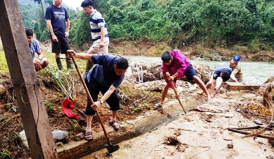 Thầy cô dọn vệ sinh xung quanh nhà trường.