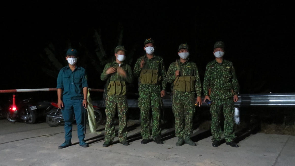 Theo đại úy Nguyễn Hữu Cường, Phó Đồn trưởng Đồn Sông Trăng thì toàn bộ người qua lại ban đêm ở khu vực này, thời gian này đều phải được kiểm tra hành chính gồm giấy tờ tùy thân cũng như lý lịch để bộ đội biên phòng năm bắt tình hình. Tất cả cán bộ chiến sỹ, sỹ quan đồn đều tham gia công tác ngăn chặn dịch Covid-19 từ đường biên theo chủ trương chung của lãnh đạo Đảng và Nhà nước quán triệt.