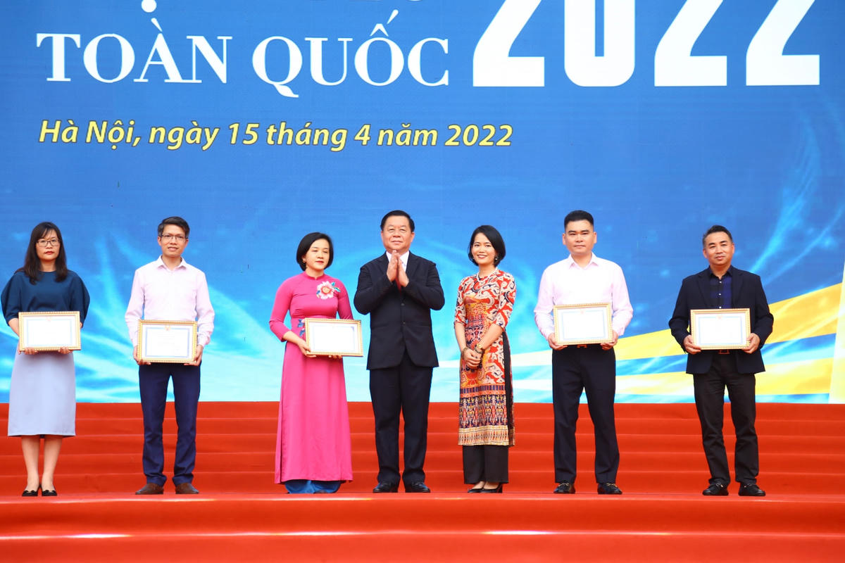 Bí thư Trung ương Đảng, Trưởng ban Tuyên giáo Trung ương Nguyễn Trọng Nghĩa trao giải cho giải A cho các đơn vị. Ảnh: Hoàng Chiến.
