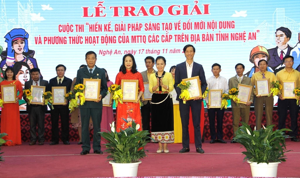 Bà Võ Thị Minh Sinh - Chủ tịch Ủy ban MTTQ Việt Nam tỉnh Nghệ An trao cho các tác giải đạt giải Nhì (không có giải Nhất) cho các tác giả trong cuộc thi "Hiến kế, giải pháp sáng tạo về đổi mới nội dung và phương thức hoạt động của MTTQ các cấp trên địa bàn tỉnh Nghệ An".