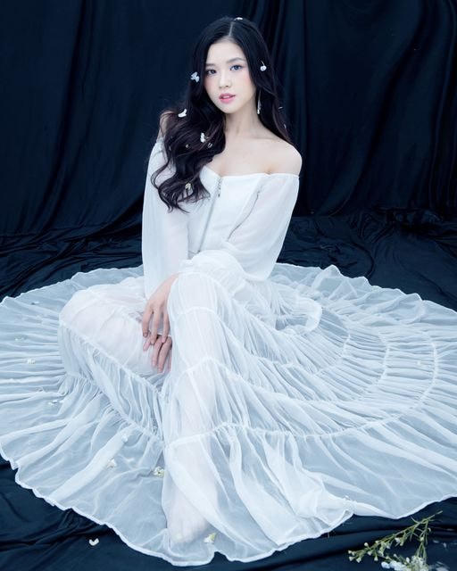 Cô nàng Suni Hạ Linh váy áo xúng xính ngồi chờ hết dịch hoàng tử tới rước.