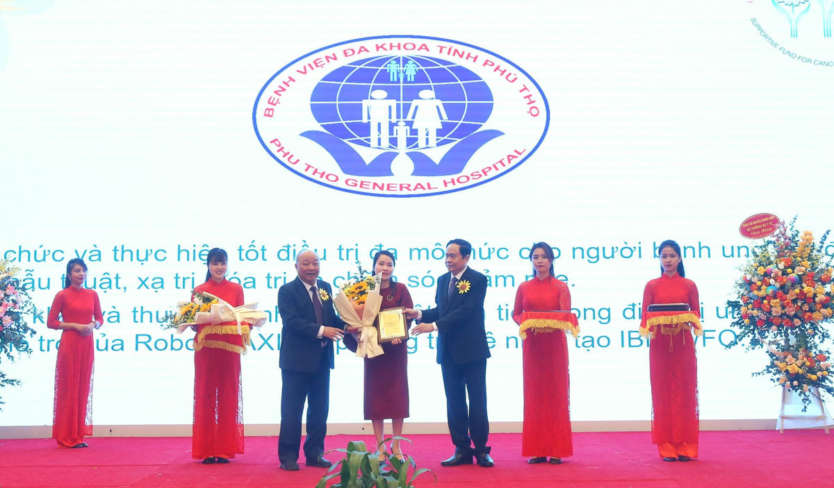 Chủ tịch Trần Thanh Mẫn trao tặng kỷ niệm chương tri ân các nhà tài trợ tại Hội nghị.