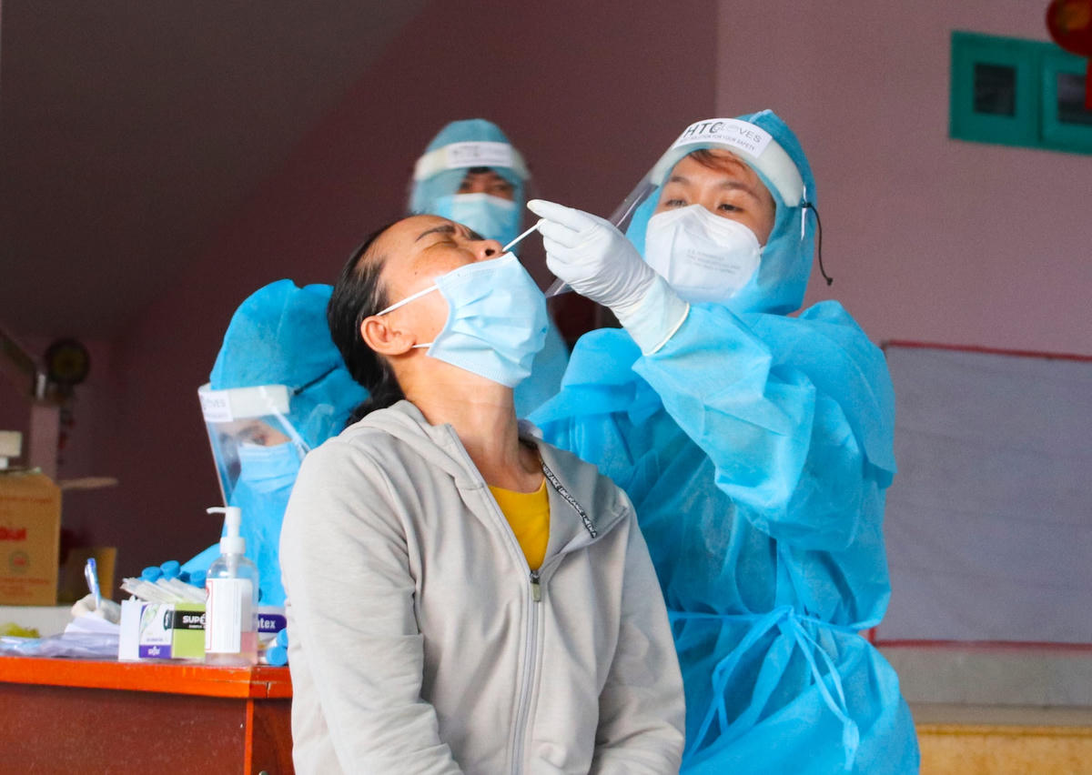 Lấy mẫu xét nghiêm Covid-19 cho người dân Khánh Hòa. 