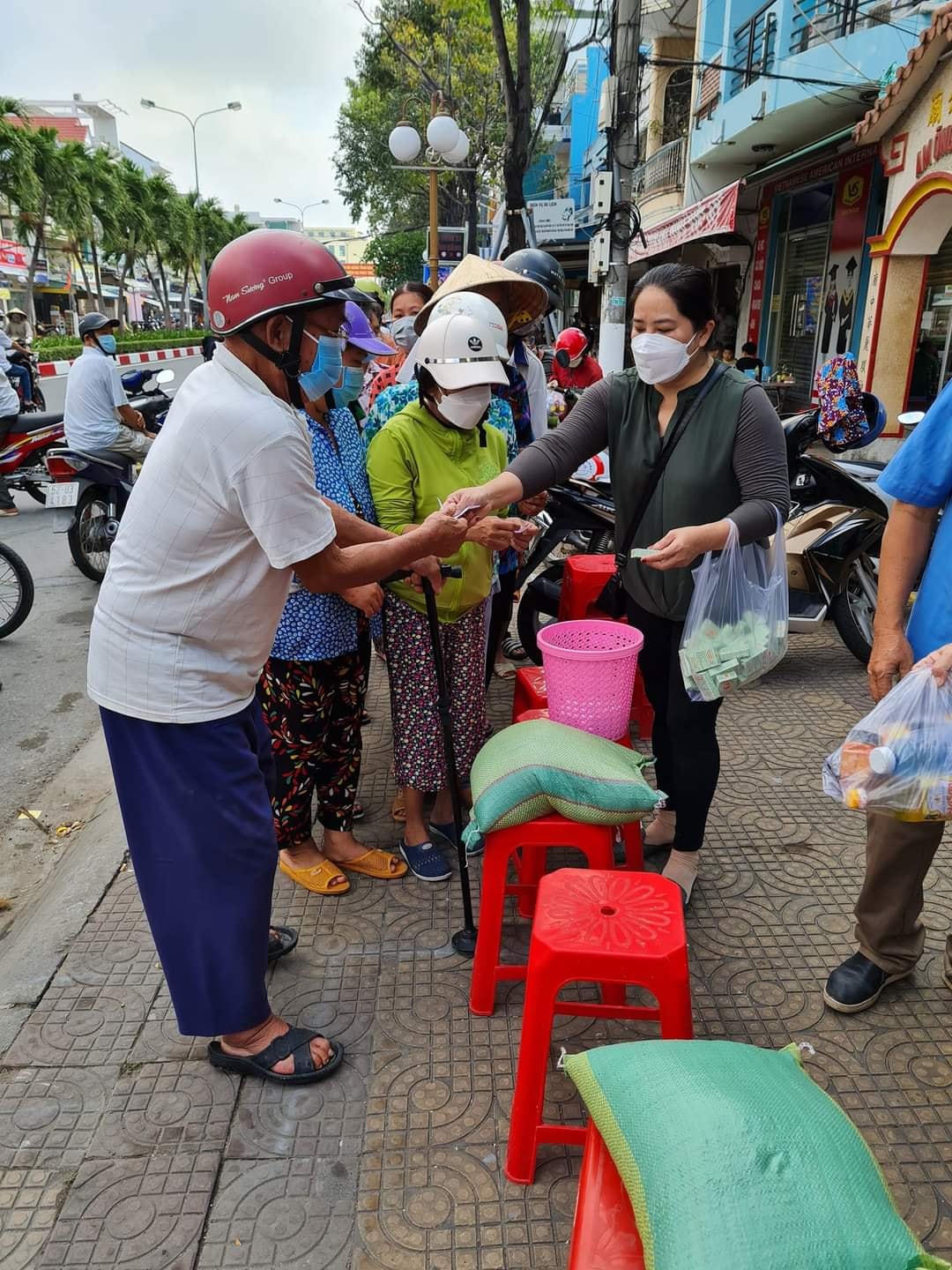 Tặng quà Tết cho người nghèo, người khuyết tất, người có hoàn cảnh khó khăn là một trong những hoạt động thường niên của Ban từ thiện Phật giáo TP Bạc Liêu.