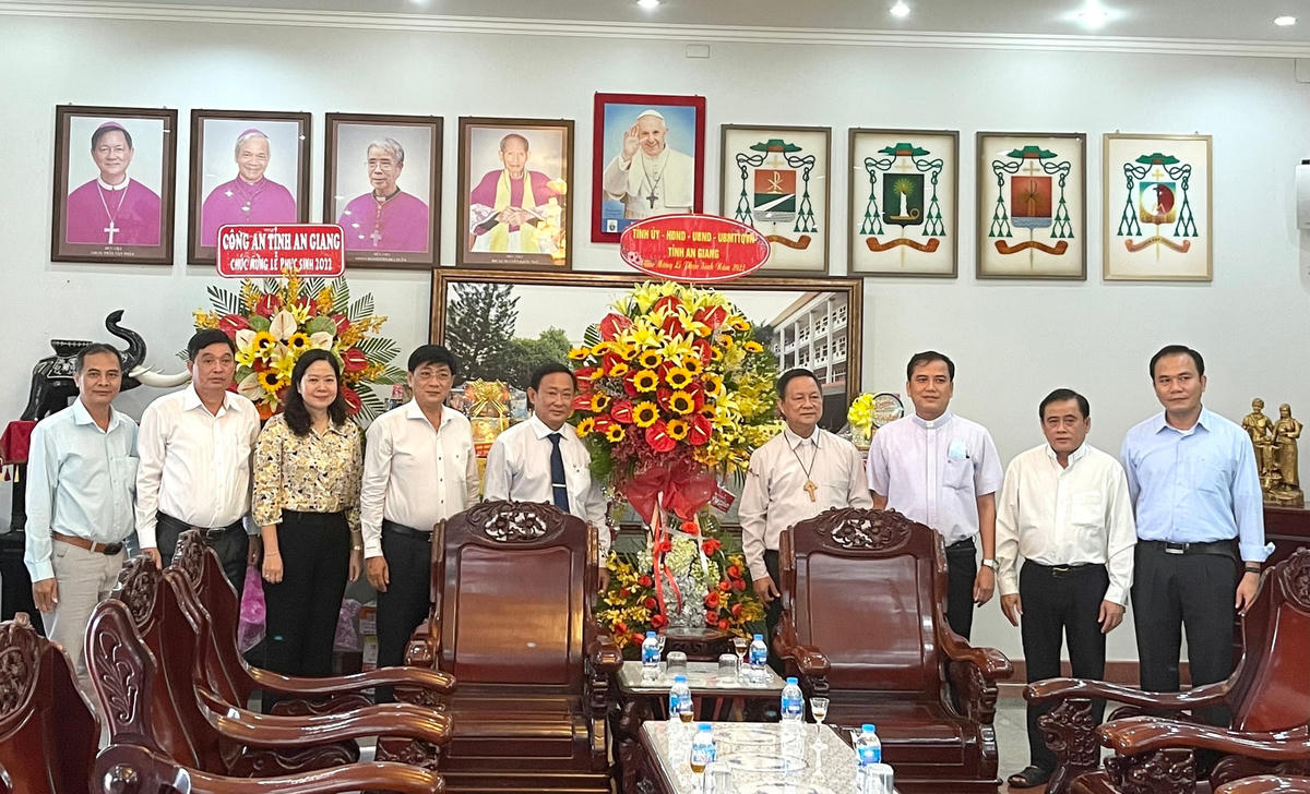 Đoàn công tác đã đến thăm và chúc mừng tập thể Giáo phận Long Xuyên nhân dịp lễ Phục sinh 2022.