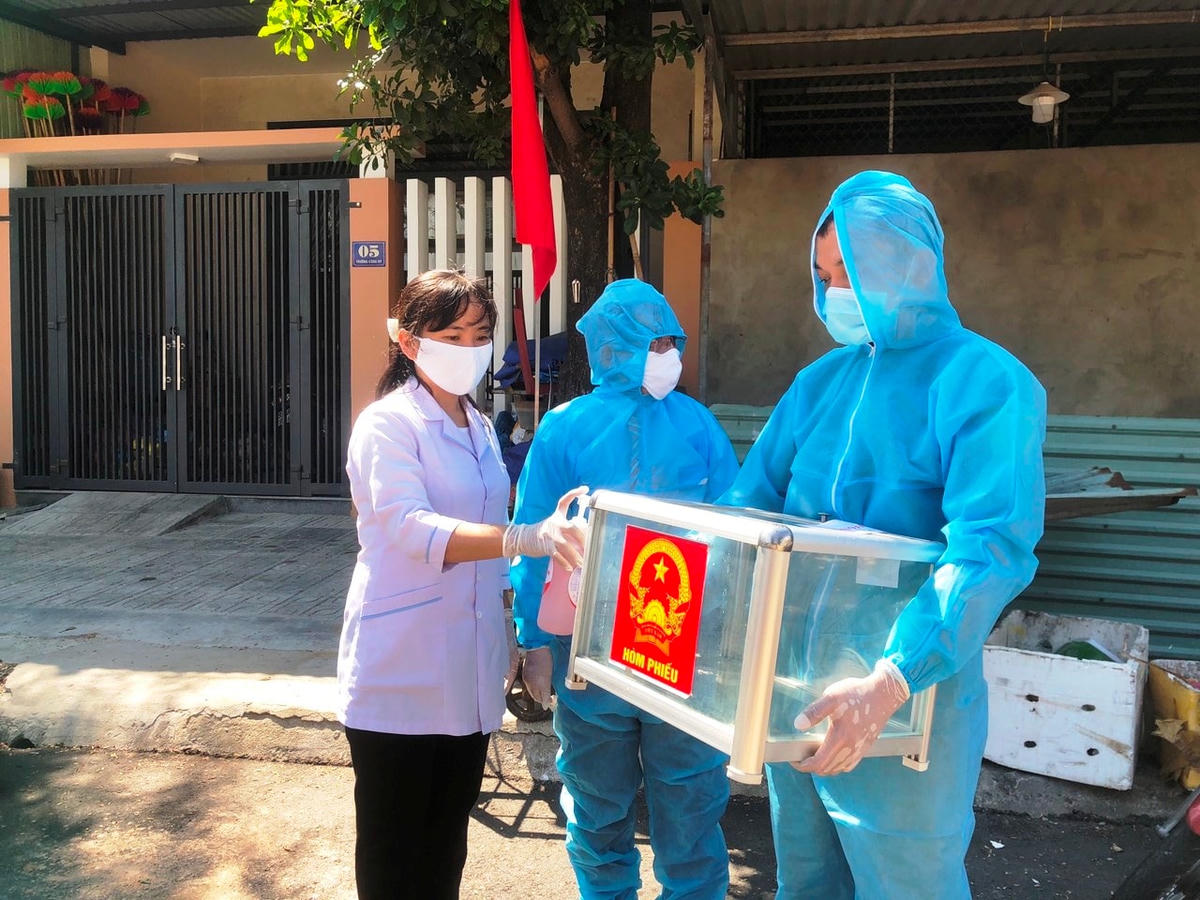 Sát khuẩn thùng phiếu.