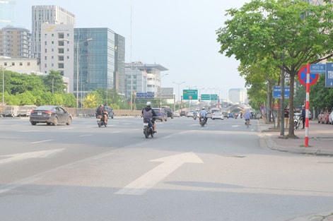 Đường Phạm Hùng - nơi lưu thông các tuyến xe bus, xe khách từ các tỉnh vào bến xe Mỹ Đình không còn cảnh chen chúc, chật chội thay vào đó là hình ảnh “phố vắng, người thưa”.