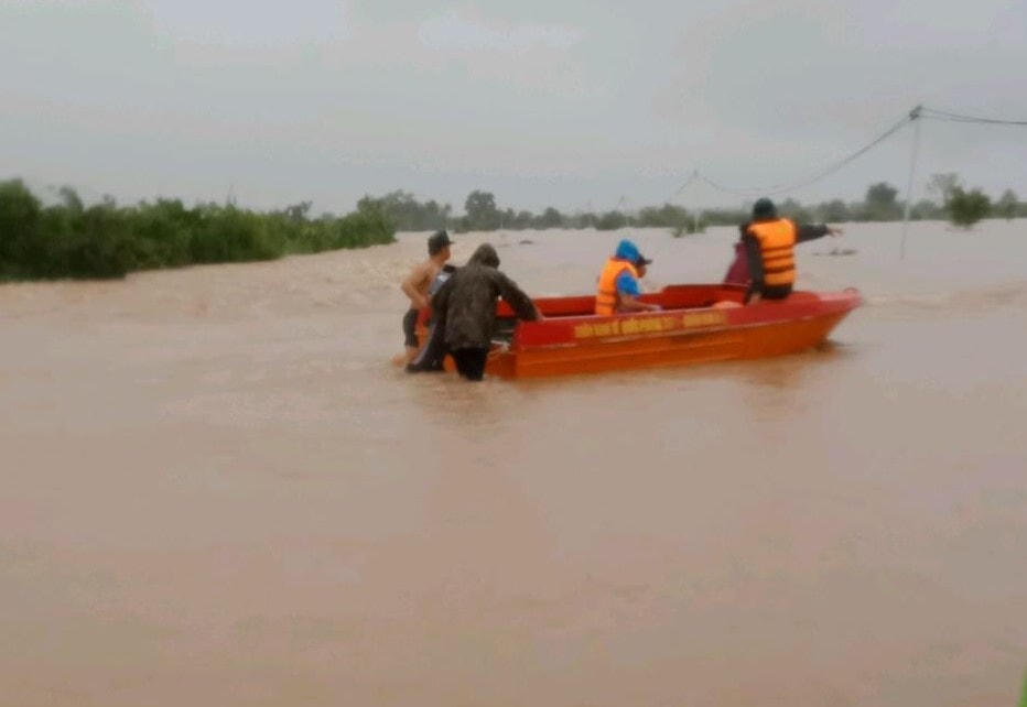 Ca nô của lực lựng Bộ đội Biên phòng tỉnh Đắk Lắk vào vùng lũ giúp dân.