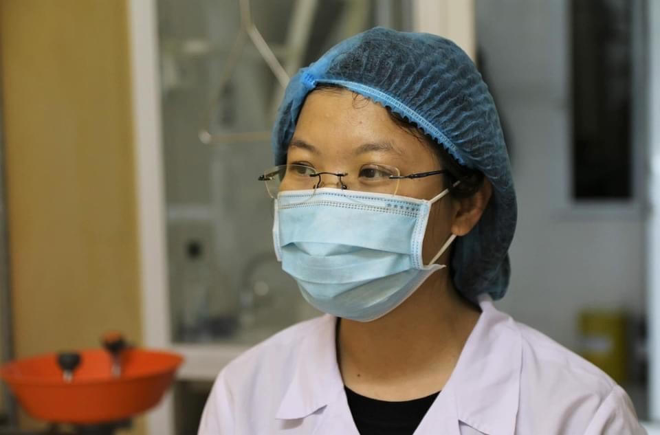 Chị Vũ Thị Huyên làm việc tại Phòng sinh học phân tử. Nguồn: Kim Dung - Trung Sơn.