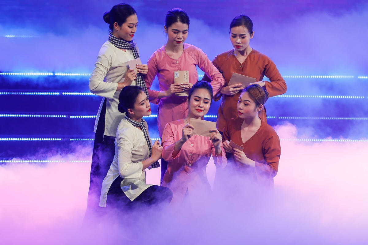 Những bức thư gửi đến người lính đảo được tái hiện trên sân khấu.