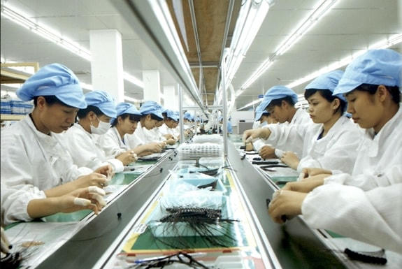 Hăng hái thi đua lao động, sản xuất là thể hiện lòng yêu nước.