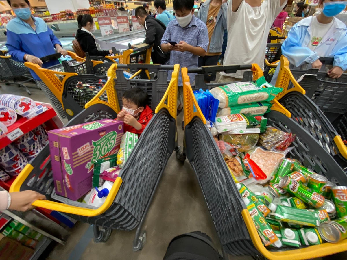 TP Hồ Chí Minh: Dân đổ xô mua đồ tích trữ, Sở Công thương cam kết đủ hàng hóa