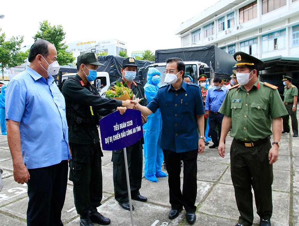 Bí thư Tỉnh ủy An Giang Lê Hồng Quang, cùng Nguyễn Thanh Bình, Chủ tịch UBND tỉnh – Trưởng Ban Chỉ đạo phòng, chống dịch Covid-19 tỉnh An Giang chúc mừng lực lượng và dặn dò hạ quyết tâm đẩy lùi dịch bệnh. 