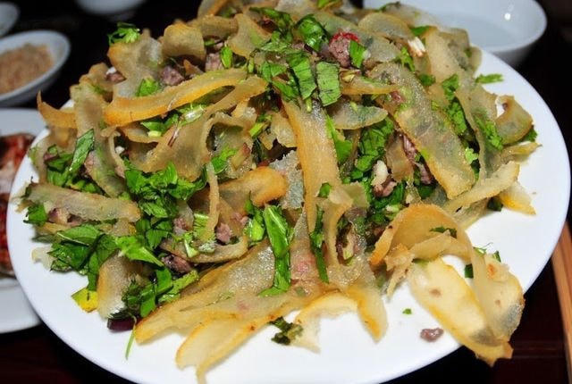 Nộm da trâu là món ăn đặc sản Sơn La.