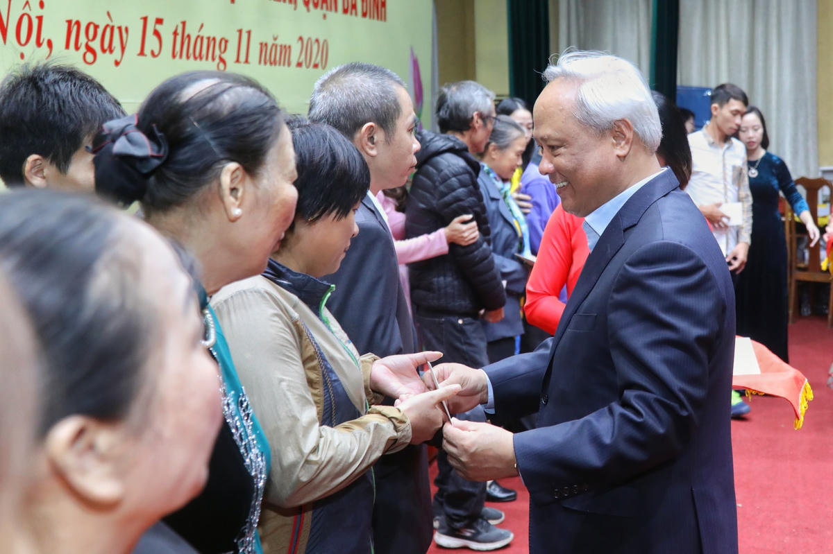 Phó Chủ tịch Quốc hội Uông Chu Lưu tặng quà cho các hộ gia đình có hoàn cảnh khó khăn.
