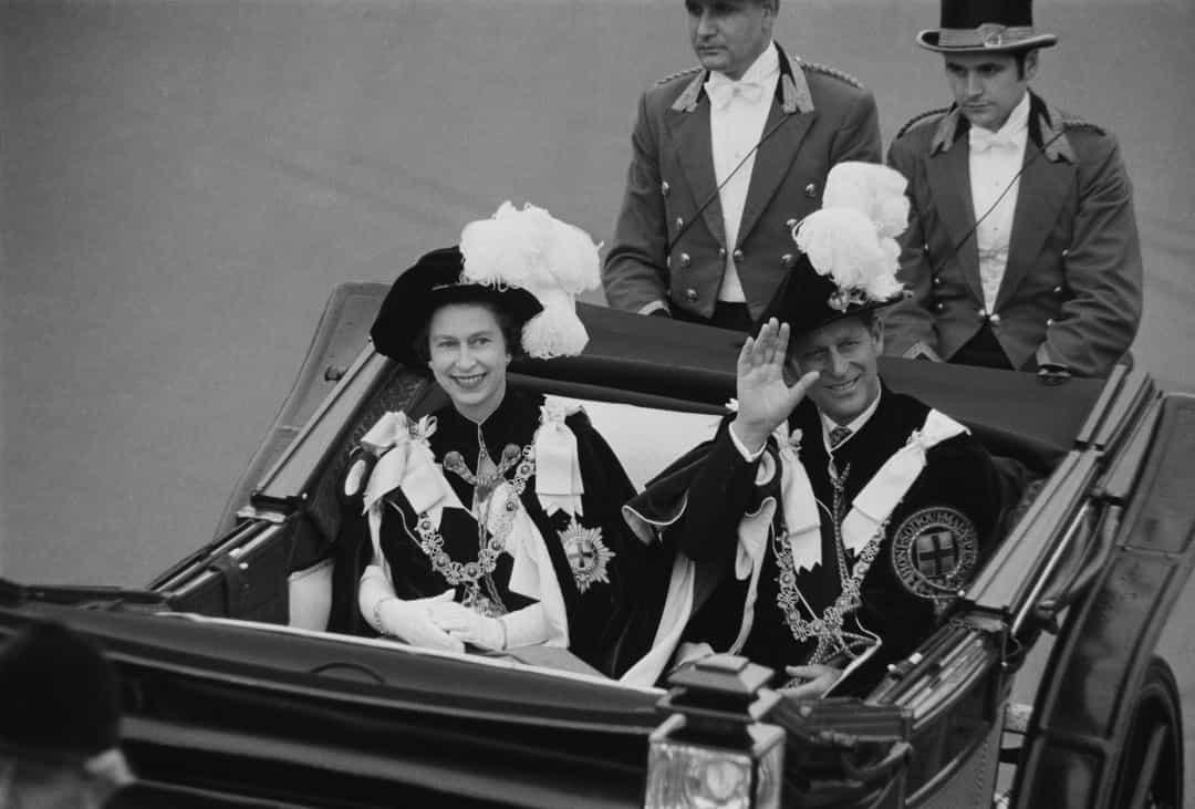 Công tước xứ Edinburgh và Nữ hoàng Elizabeth II vẫy chào đám đông trong Lễ rước thông minh tại Lâu đài Windsor, năm 1969.