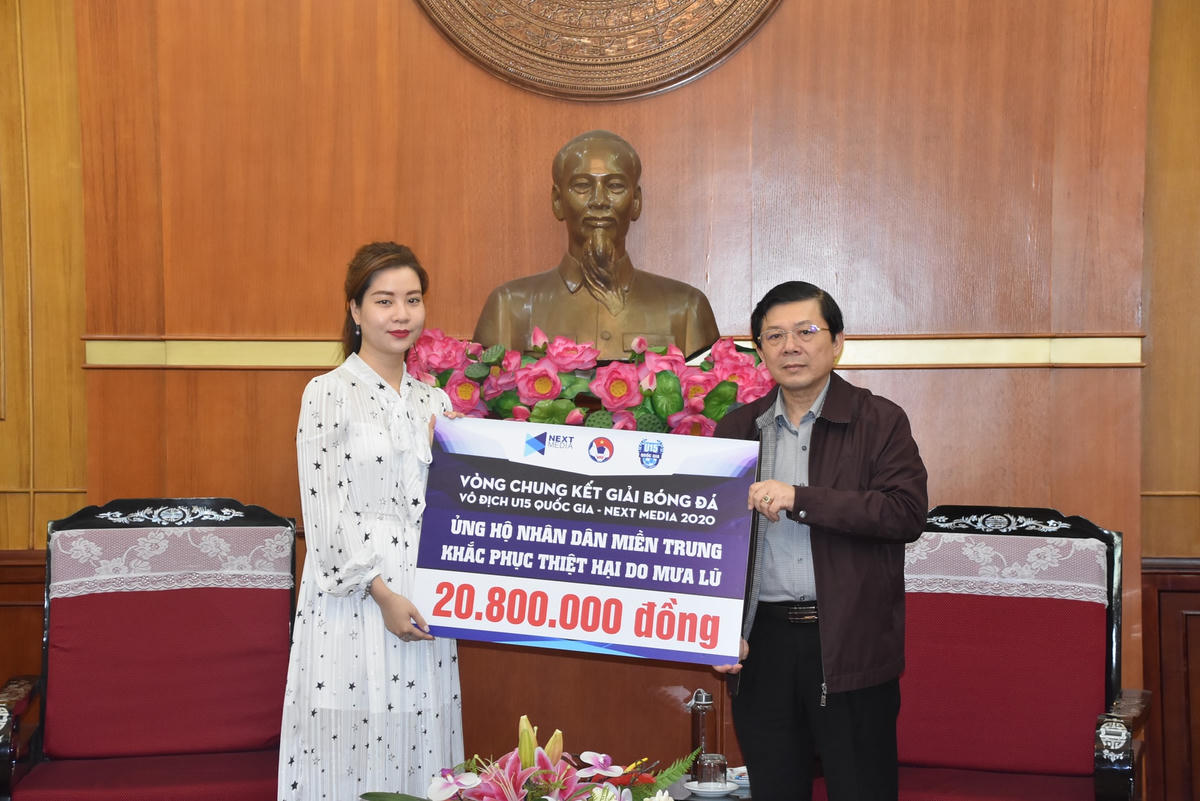Phó Chủ tịch Nguyễn Hữu Dũng tiếp nhận ủng hộ từ Vòng chung kết Giải bóng đá vô địch U15 Quốc gia – Next Media 2020.