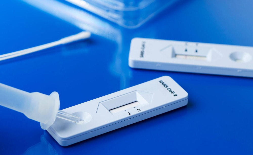 Cách phân biệt 'dương tính giả' khi test nhanh tại nhà