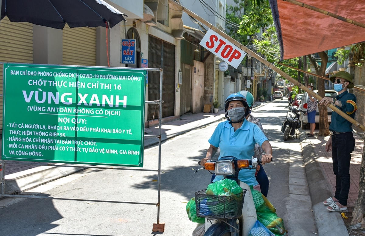 Phường Mai Động (quận Hoàng Mai, Hà Nội) thiết lập các chốt kiểm soát bảo về an toàn “vùng xanh”. Ảnh: Nguyễn Hà.  