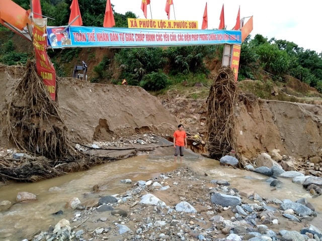 Đường vào xã Phước Lộc bị sạt lở, cô lập hiện chưa thể thông đường.  