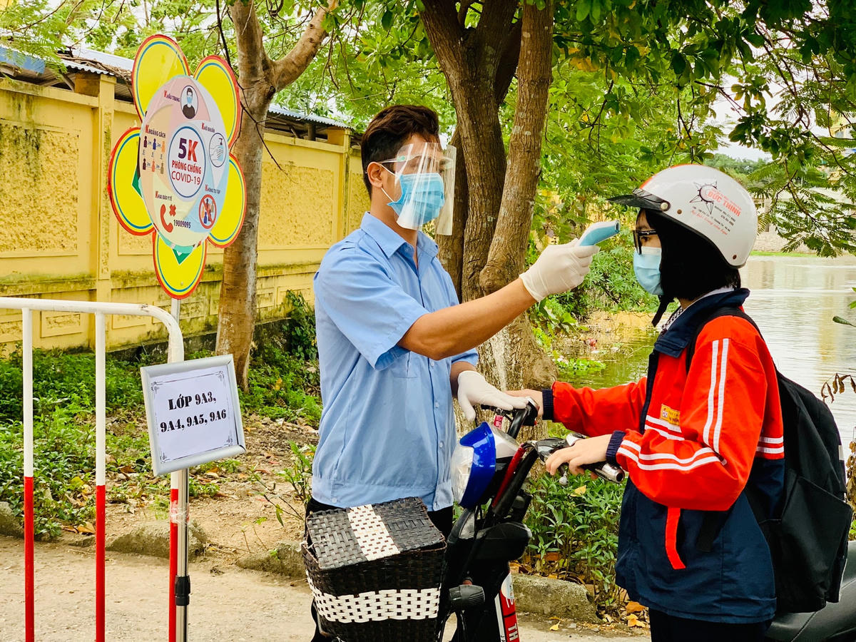 Sau một thời gian mở cửa trường học, cho phép học sinh lớp 9 ở các huyện, thị xã và học sinh lớp 12 trên toàn thành phố đi học trở lại, phần lớn các trường học ở Hà Nội đều đáp ứng các quy định, tiêu chí đảm bảo an toàn phòng, chống dịch.