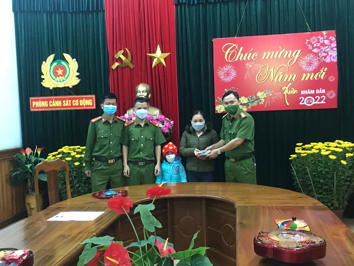 Phòng CSCĐ Công an tỉnh Quảng Nam trả lại tài sản đánh rơi cho chị Lan.