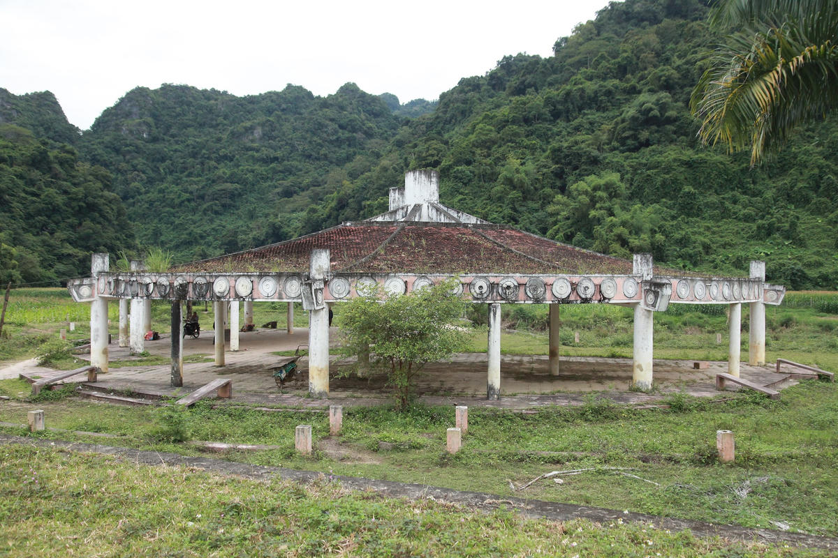 Hoang sơ nhà chờ bến thuyền Buốc Lốm đón khách đi thăm Hồ Ba Bể.  