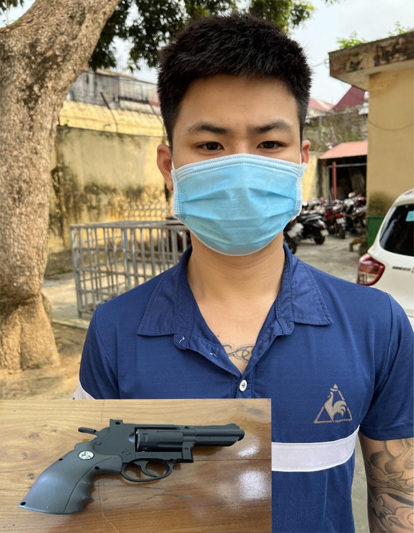Trần Văn Linh và khẩu súng đã sử dụng.