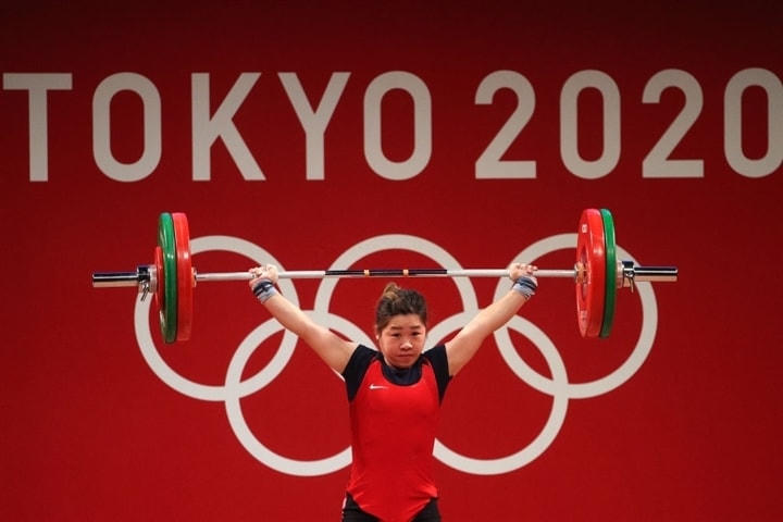 Hoàng Thị Duyên hoàn thành mức tạ 95 kg ở lần cử giật thứ 2
