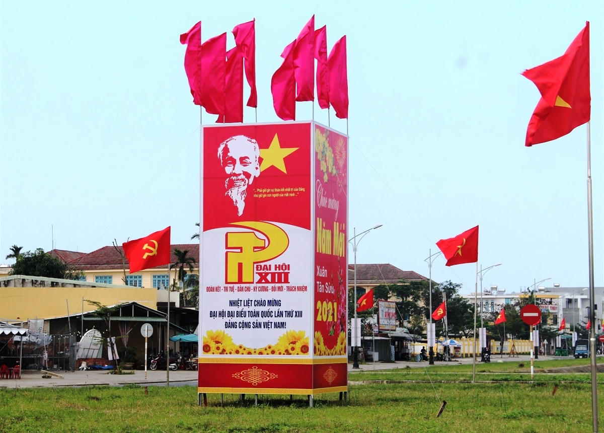 Pano trên tuyến đường Điện Biên Phủ chào mừng Đại hội lần thứ XIII của Đảng.