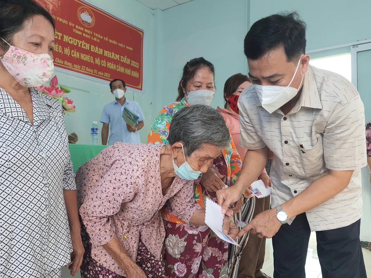 Lãnh đạo thị trấn Châu Hưng, huyện Vĩnh Lợi tặng quà Tết cho các hộ có hoàn cảnh khó khăn tên địa bàn.