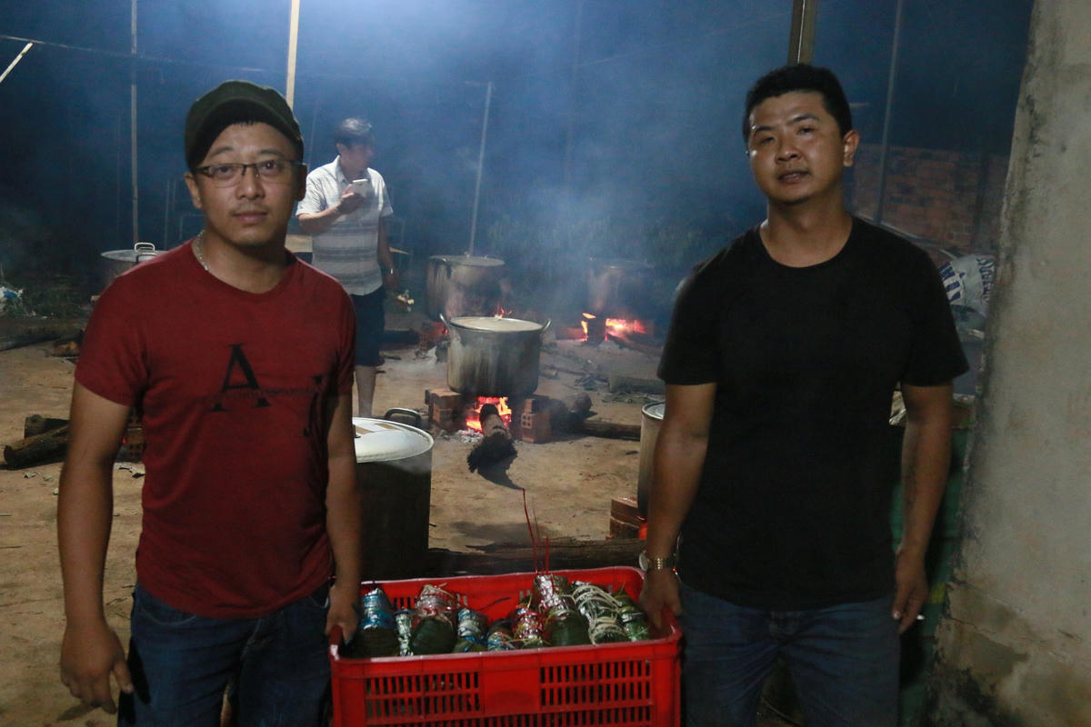 “Sau khi nhận được thông tin từ nhóm thiện nguyện Hoa Sen 47 kêu gọi ủng hộ hướng về miền Trung, bản thân tôi không cần suy nghĩ thêm nên đã liên lạc thêm một số người quen đến địa điểm của nhóm để ủng hộ một chút tấm lòng vào hoạt động ý nghĩa này, đồng thời cùng chung tay góp phần tạo nên những chiếc bánh chưng để ủng hộ người dân cùng lũ miền Trung”, một người dân địa phương cho biết.