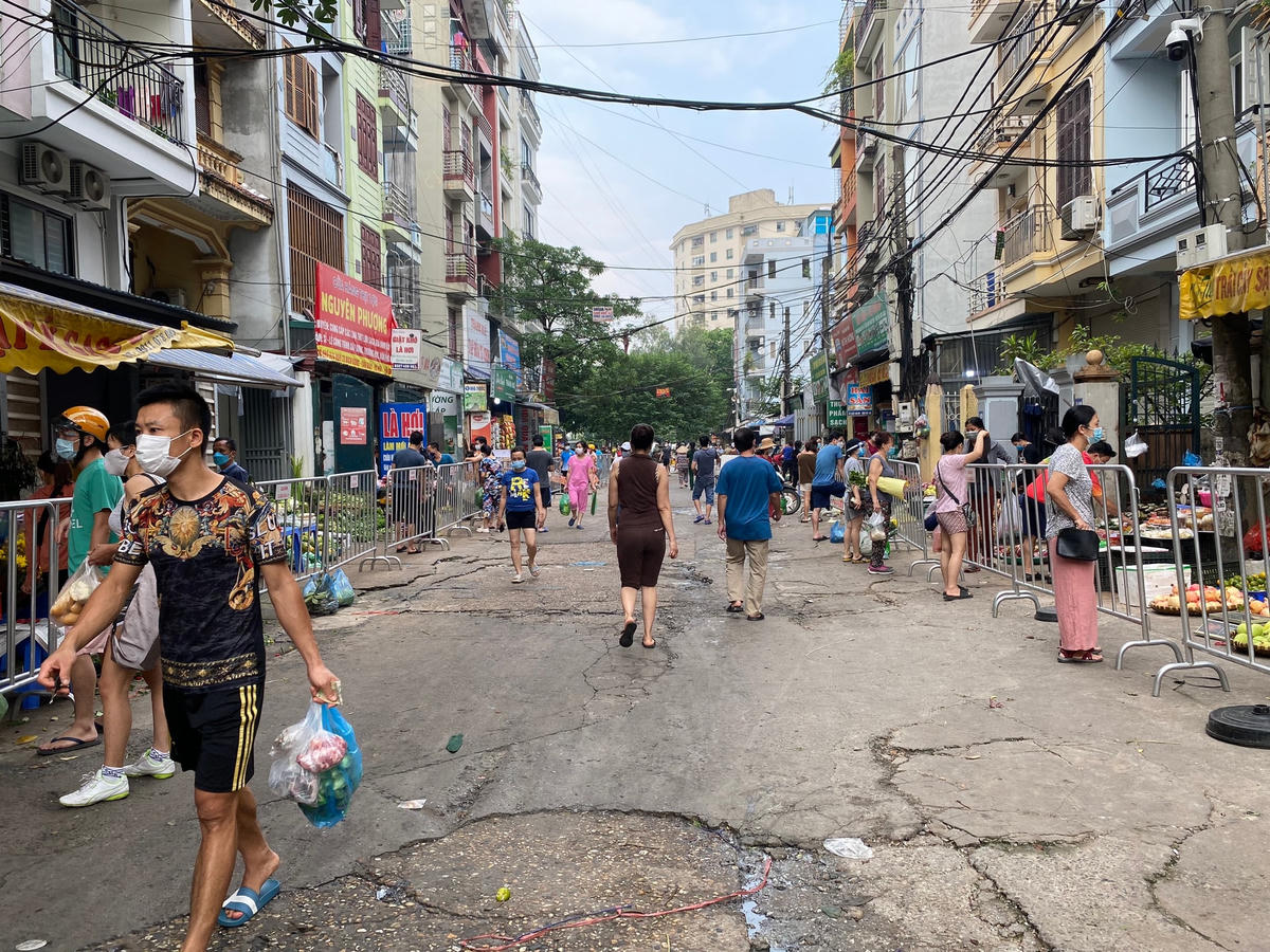 Người dân đi mua hàng đều có ý thức trong phòng, chống dịch. 