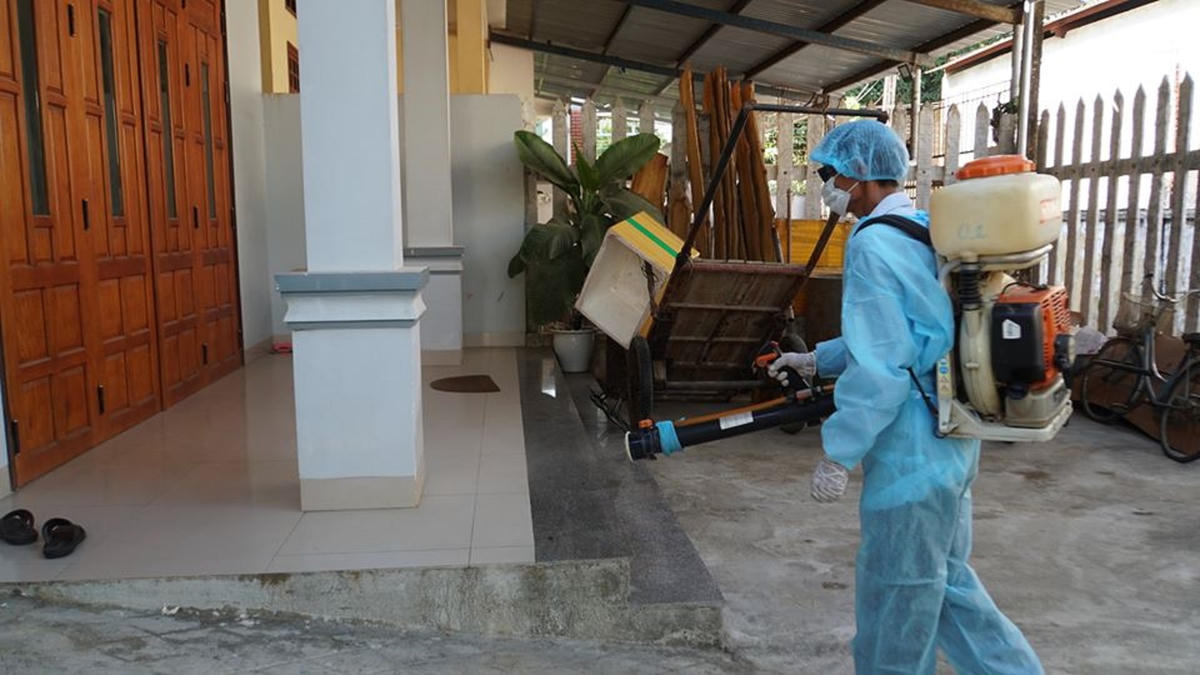 Lực lượng chức năng phun thuốc khử trùng ở khu vực phường Quảng Phú.