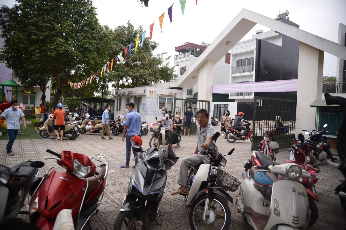 Ngay từ sáng sớm, tại các điểm trường mẫu giáo, nhiều bậc phụ huynh đã đến để đưa con trở lại trường học sau khoảng thời gian dài ở nhà.Tại trường mầm non Trâu Quỳ, các giáo viên đã phân luồng các lối đi để phụ huynh và học sinh dễ dàng tìm kiếm lớp hơn.Mỗi học sinh khi quay lại trường học đều phải đo thân nhiệt và sát khuẩn tay trước khi vào trường để phòng chống dịch Covid-19.Công tác phòng dịch được các trường đặc biệt chú trọng. Các em học sinh và giáo viên khi đến lớp đều phải đeo khẩu trang.Nhiều phụ huynh dắt tay con đi tìm lớp ngày đầu tiên quay lại trường học.Các em học sinh khá bỡ ngỡ với trường lớp sau thời gian ở nhà quá lâu.Chị Phương Linh (Hà Nội), giáo viên trường mầm non Trâu Quỳ phấn khởi cho biết: “Hầu hết các con đã đi học đủ theo kế hoạch đề ra”. Trước khi vào lớp, phụ huynh sẽ điểm danh cho con tại tờ danh sách học sinh để thuận tiện cho công việc quản lý của giáo viên.Công tác chuẩn bị trong lớp học đã được các giáo viên mầm non chuẩn bị rất chu đáo.Các trường mầm non tại Hà Nội được trang trí nhiều cờ, hoa và băng rôn chào mừng ngày hội đưa trẻ đến trường mang lại không khí thân thiện, vui vẻ.