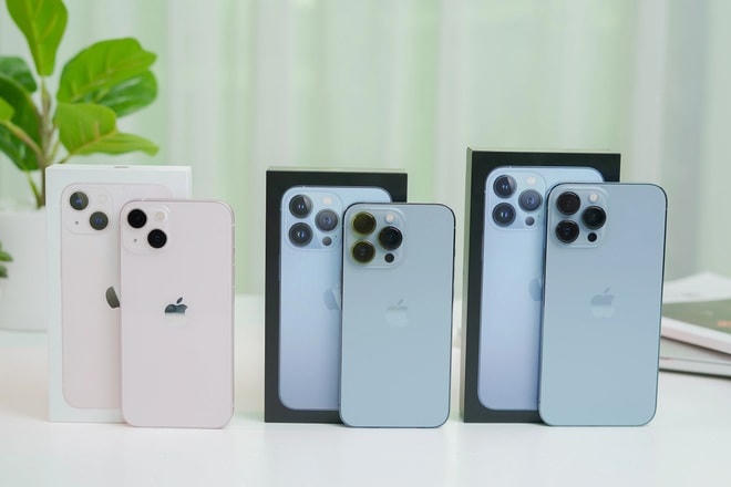 Dự kiến, trong vài ngày tới khi hàng Mỹ về nhiều hơn, giá bán của những chiếc iPhone 13 xách tay sẽ tiếp tục giảm.