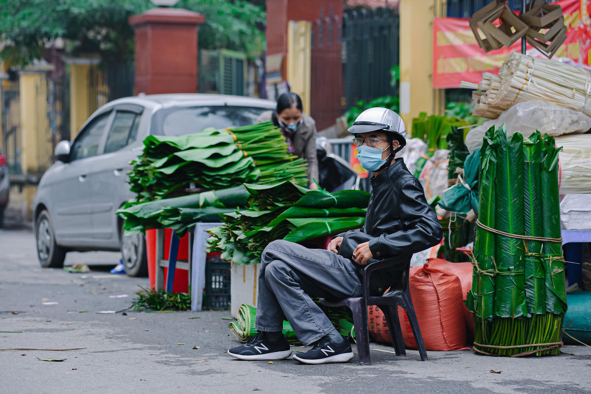 Nếu như trước kia, chợ vô cùng đông đúc với nhiều mặt hàng thực phẩm như đu đủ, măng, sắn, khoai, lá dong, lá chuối… Tuy nhiên, đến nay chợ chỉ còn bán những mặt hàng lá dong, lá chuối, lạt buộc bánh.