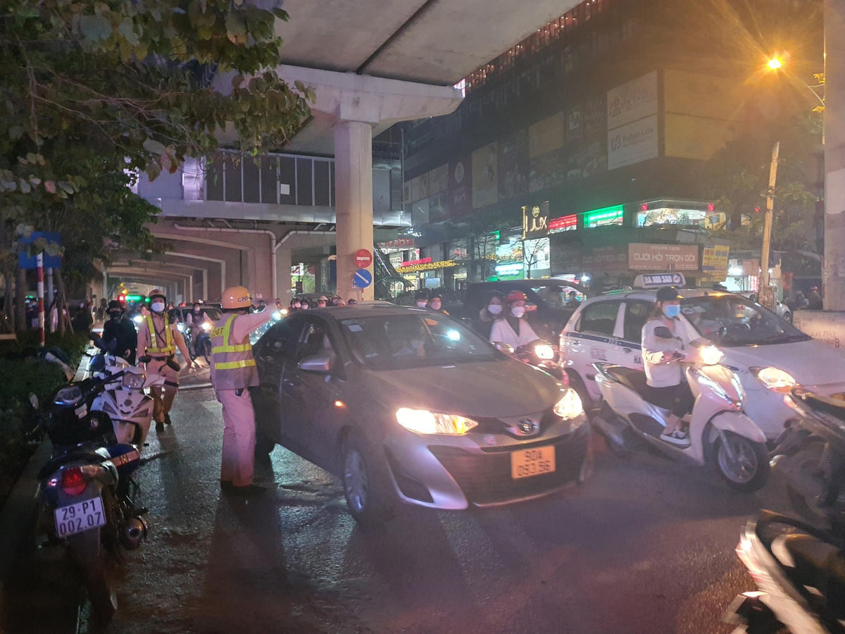 Rất đông người dân hiếu kì tập trung tại đoạn đường Cầu Giấy. Để phục vụ quá trình khám xét, công an không cho phép người dân và phóng viên được vào phía bên trong toà nhà.