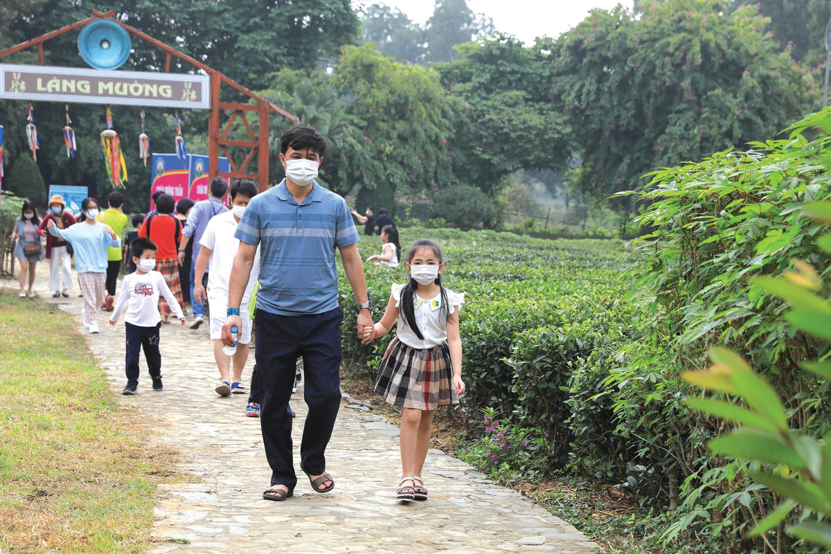 Khách du lịch đến tham quan tại làng Văn hóa các dân tộc Việt Nam.  Ảnh: Quang Vinh