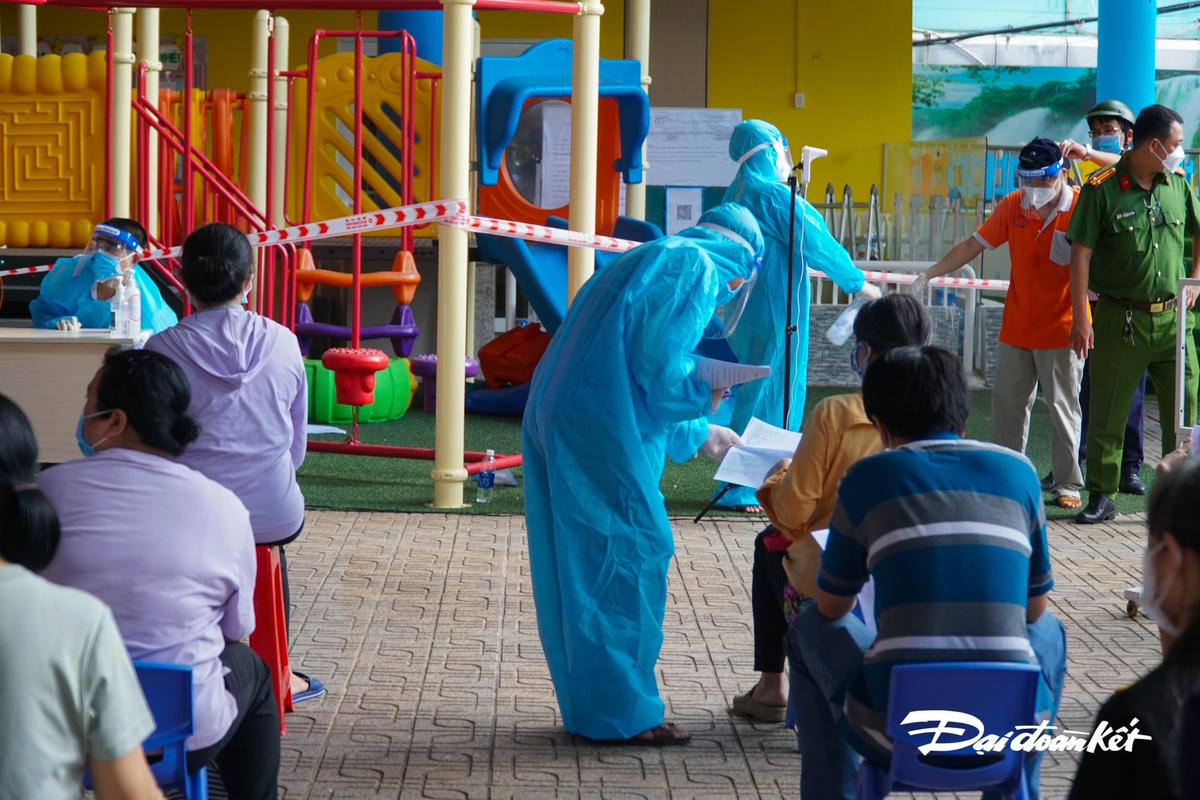 Thông tin cá nhân của người dân được nhân viên y tế đi đến từng người để kiểm tra, hướng dẫn.